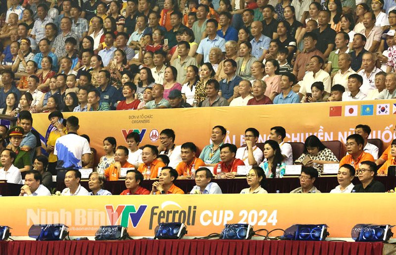 Các đại biểu dự chung kết và trao thưởng Giải Bóng chuyền nữ quốc tế VTV Ferroli Cup 2024.