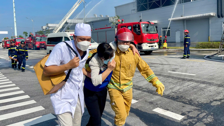 Lực lượng y tế có mặt kịp thời tại hiện trường cứu nạn cứu hộ người bị thương.