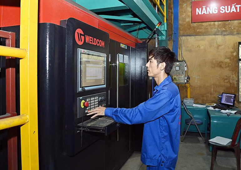 Vận hành dây chuyền sản xuất tại nhà máy của Công ty cổ phần TOMECO An Khang, Cụm công nghiệp Ngọc Liệp, Hà Nội. (Ảnh MINH HÀ) Vận hành dây chuyền sản xuất tại nhà máy của Công ty cổ phần TOMECO An Khang, Cụm công nghiệp Ngọc Liệp, Hà Nội. (Ảnh MINH HÀ)