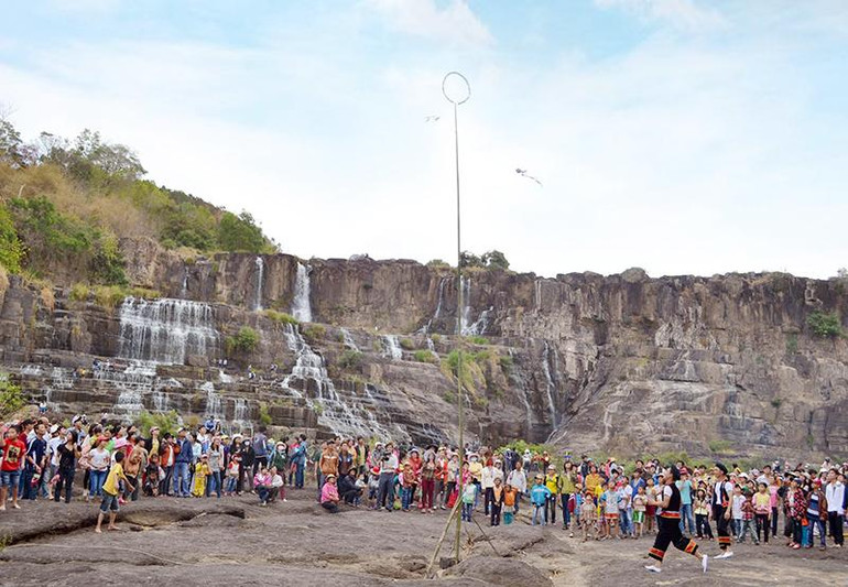 Lễ hội rằm tháng Giêng tổ chức tại thác Pongour, huyện Đức Trọng, Lâm Đồng.