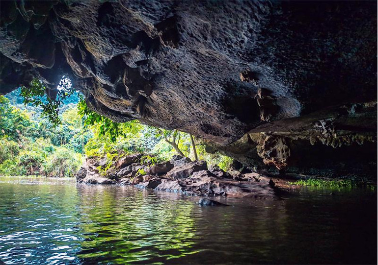 Đường vào Hang Bụt.