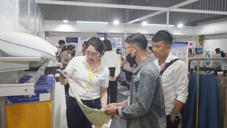 Khách hàng tham quan tại hội chợ triển lãm.