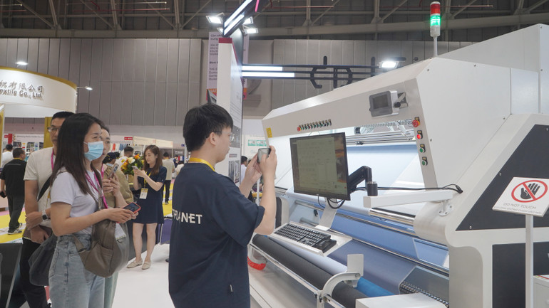 Các doanh nghiệp quốc tế giới thiệu các sản phẩm kỹ thuật số.