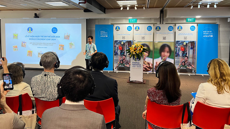 Em Nguyễn Việt Nhật (13 tuổi, trẻ khiếm thính) chia sẻ tiếng nói của trẻ em về biến đổi khí hậu tại buổi lễ.