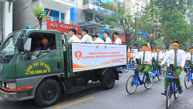 Đoàn thanh niên của lực lượng Công an tổ chức diễu hành hưởng ứng Tháng hành động... (Ảnh: TỐNG GIÁP)