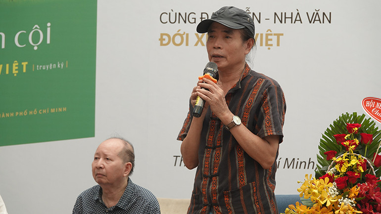 Nhà văn Kao Sơn chia sẻ về cuốn sách "Về nơi nguồn cội". Nhà văn Kao Sơn chia sẻ về cuốn sách "Về nơi nguồn cội".