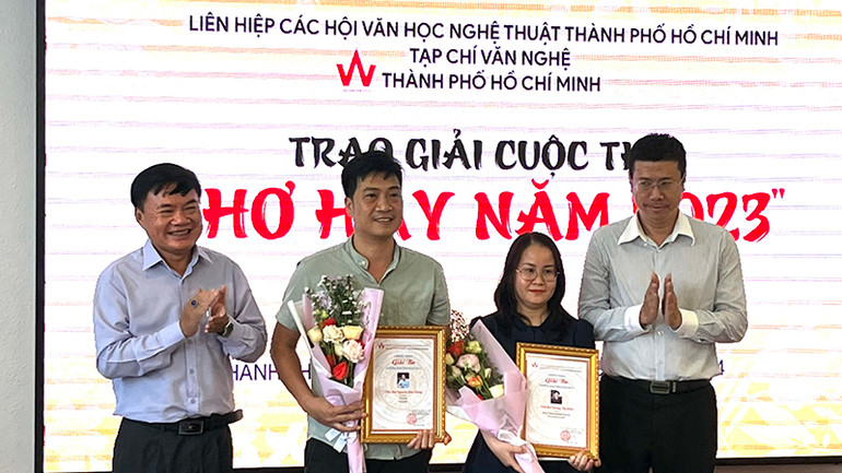 Trao giải cho các tác giả đoạt giải Ba cuộc thi.