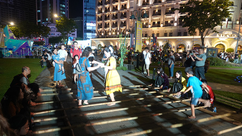 Không gian văn hóa dân gian trong Lễ hội Sông nước lần 2 tại khu vực Bến Bạch Đằng.