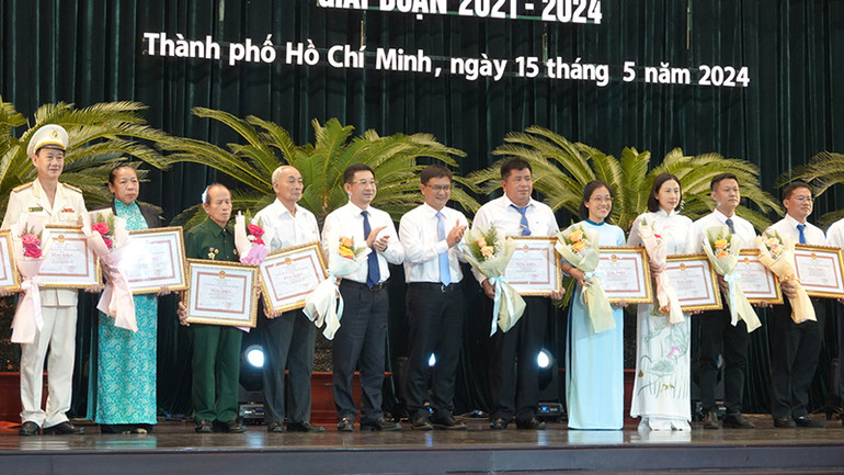 Biểu dương các gương có thành tích xuất sắc trong học tập và làm theo tư tưởng, đạo đức, phong cách Hồ Chí Minh.