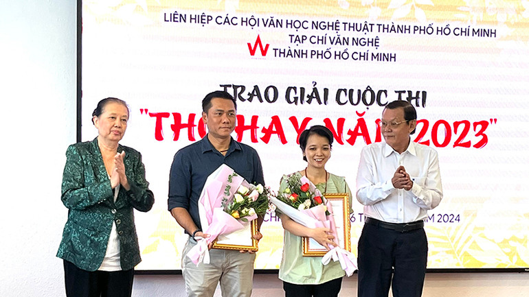 Trao giải Nhì các tác giả đoạt giải.