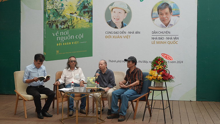 Tác giả và các khách mời trong buổi giao lưu, ra mắt sách. Tác giả và các khách mời trong buổi giao lưu, ra mắt sách.