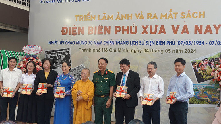 Tặng sách cho các nghệ sĩ nhiếp ảnh có tác phẩm trong sách Điện Biên Phủ xưa và nay.