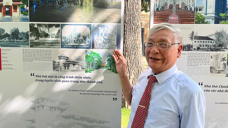 Bác Phạm Tuệ, người có nhiều bộ sưu tập về di sản kiến trúc Pháp tại Hải Phòng bên bức ảnh là chân dung của ông lúc nhỏ khi sống ở Hải Phòng được trưng bày tại triển lãm.