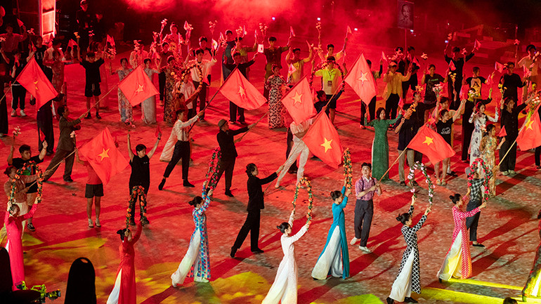 Chương trình "Chuyến tàu huyền thoại" quy tụ hơn 1000 diễn viên. (Ảnh: Quốc Thanh)