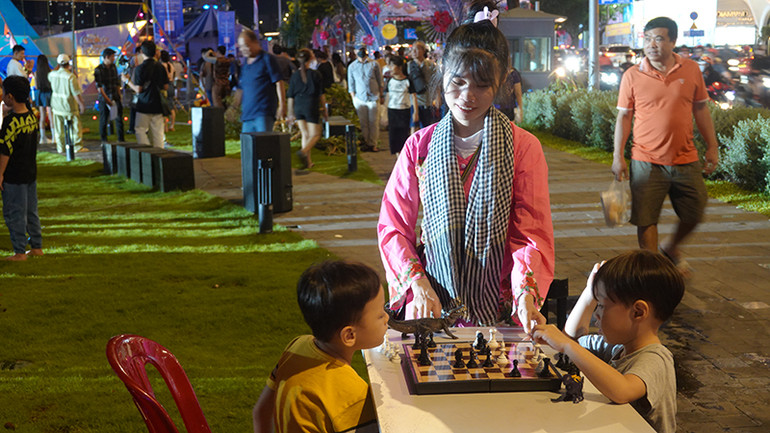 Bạn nhỏ đến chơi cờ trong không gian văn hóa dân gian ở khu vực Bến Bạch Đằng.