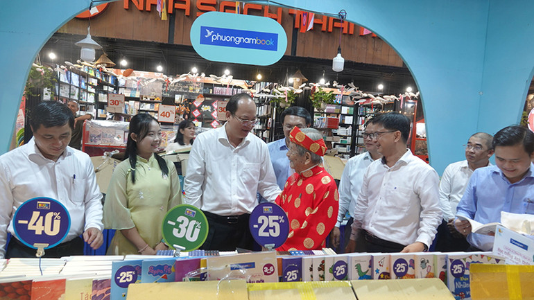 Các đại biểu tham quan các gian hàng tại Hội sách.