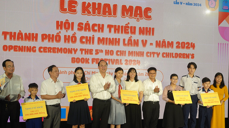 Các đại biểu trao tặng các bảng tượng trưng cho các đơn vị thuộc 5 huyện ngoại thành được tặng tủ sách.