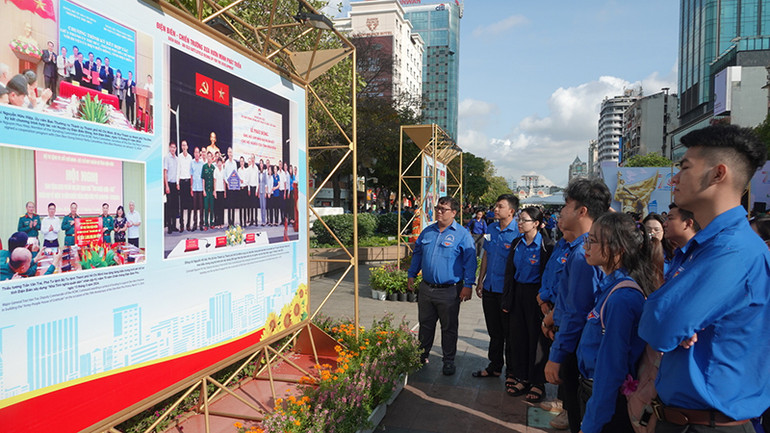 Triển lãm thu hút nhiều bạn trẻ đến tham quan.