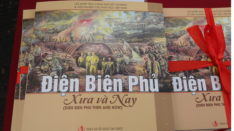 Bìa sách ảnh Điện Biên Phủ xưa và nay.