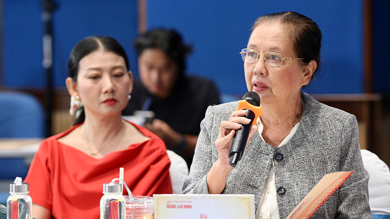 Bà Dương Cẩm Thúy, Chủ tịch Hội Điện ảnh Thành phố Hồ Chí Minh phát biểu tại buổi tọa đàm. (Ảnh: Hoàng Triều)