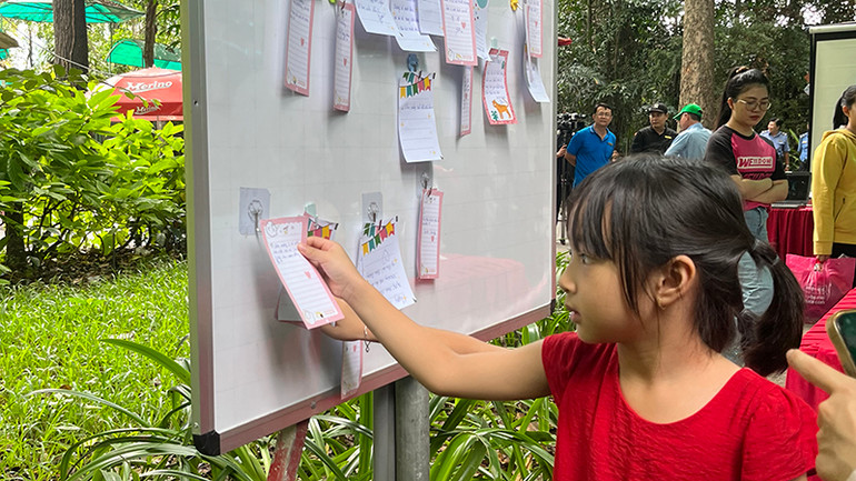 Nhiều bạn nhỏ đã viết lời chúc mừng hai bé Bình và Dương tròn 1 tuổi.