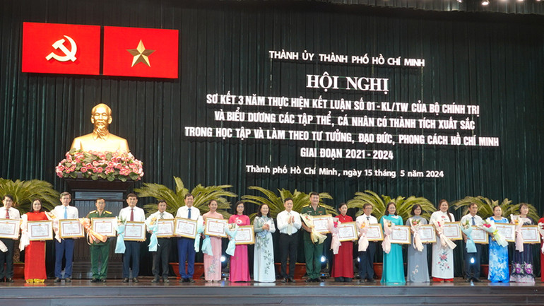 Biểu dương các tập thể có thành tích xuất sắc trong học tập và làm theo tư tưởng, đạo đức, phong cách Hồ Chí Minh.