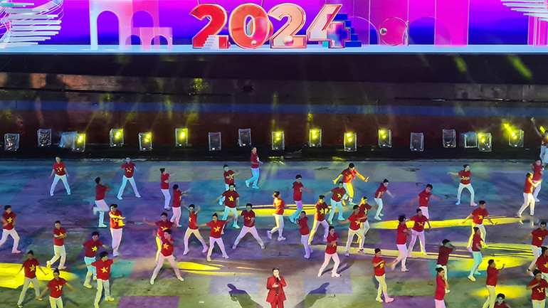 Một tiết mục trong chương trình nghệ thuật "Chuyến tàu huyền thoại". (Ảnh: Hữu Long)