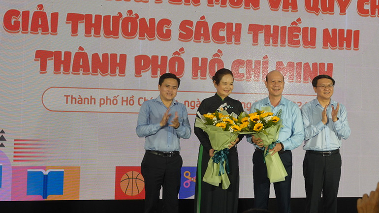 Các đại biểu tặng hoa cho các thành viên Hội đồng chuyên môn Giải thưởng Sách thiếu nhi Thành phố Hồ Chí Minh.