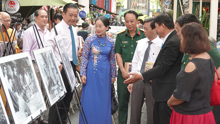 Các đại biểu tham quan triển lãm.