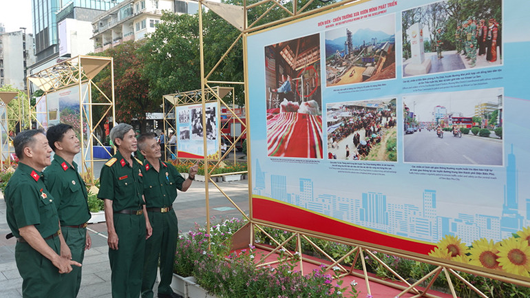 Các đồng chí cựu chiến binh tham quan triển lãm.