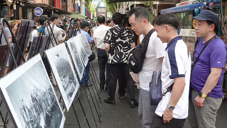 Du khách nước ngoài tham quan triển lãm.