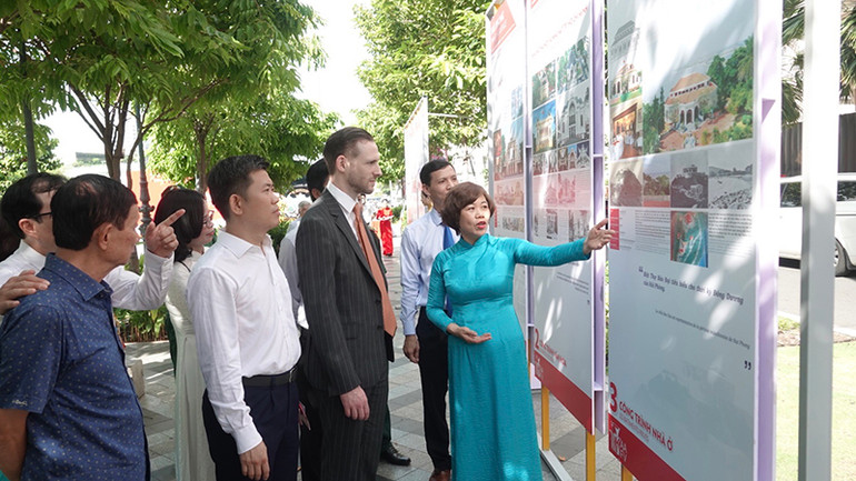 Các đại biểu tham quan triển lãm.