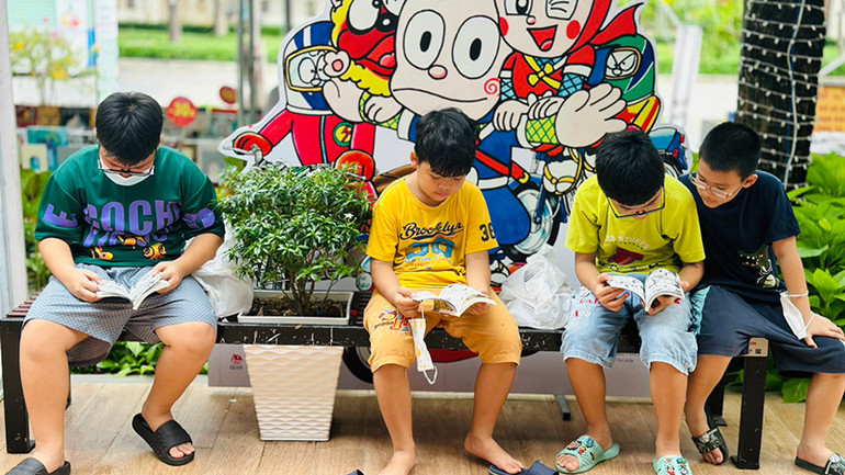 Các em thiếu nhi đọc sách tại Đường Sách thành phố Thủ Đức.