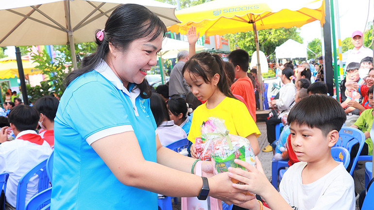 Tặng quà cho các em tại lễ khai mạc.