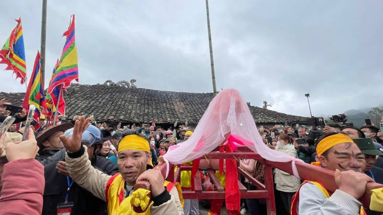 Thanh niên tham gia màn rước sinh thực khí nam.