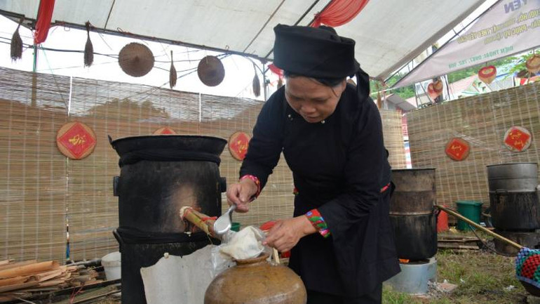 Nấu rượu thủ công truyền thống của bà con dân tộc Nùng được giới thiệu với du khách tại lễ hội.