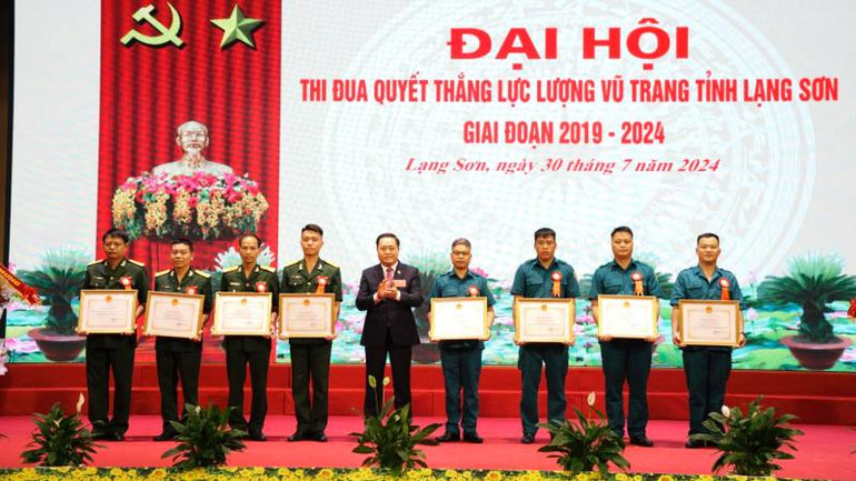 Lãnh đạo Ủy ban nhân dân tỉnh Lạng Sơn tặng bằng khen cho các tập thể và cá nhân có thành tích xuất sắc trong phong trào thi đua quyết thắng.