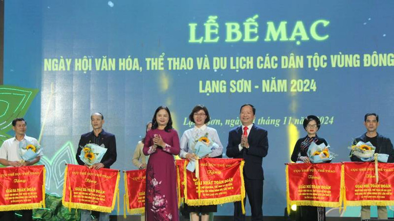 Ban tổ chức Ngày hội trao tặng Bằng khen của Bộ Văn hóa, Thể thao và Du lịch cho các tập thể và cá nhân có nhiều thành tích đóng góp cho sự thành công của ngày hội.