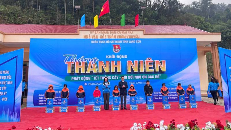 Đại diện Ban dân vận Tỉnh ủy, và Tỉnh đoàn tặng quà cho các em học sinh có hoàn cảnh khó khăn ở thôn Khòn Khuyên, Mai Pha, thành phố Lạng Sơn.