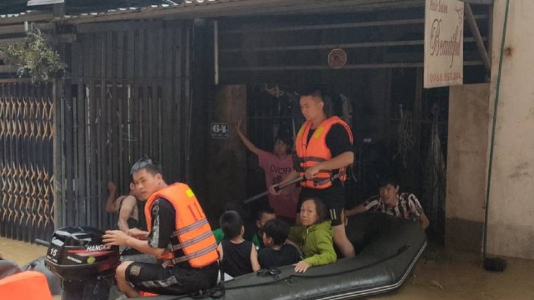 Lực lượng công an tỉnh Lạng Sơn tham gia cứu hộ nhiều người dân bị mắc kẹt ở phường Tam Thanh, thành phố Lạng Sơn.