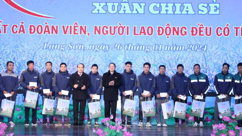 Phó Chủ tịch Quốc hội tặng quà cho các đoàn viên công đoàn và người lao động trên địa bàn tỉnh Lạng Sơn.