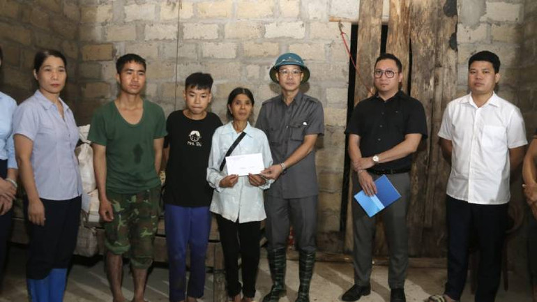 Đoàn công tác của Ủy ban Mặt trận Tổ quốc tỉnh Lạng Sơn, thăm hỏi, hỗ trợ gia đình chị Nông Thị Nết, ở thôn Làng Bù 1, xã Lâm Sơn, huyện Chi Lăng, (Lạng Sơn) có người thân tử vong do sạt lở đất.