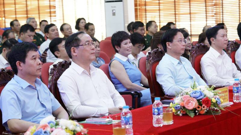 Đại diện lãnh đạo tỉnh tham dự lễ phát động.