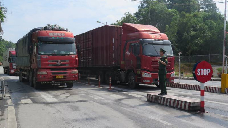 Cán bộ, chiến sĩ trạm biên phòng cửa khẩu quốc tế Hữu Nghị thực hiện điều tiết các xe chở hàng hóa vào khu vực cửa khẩu.