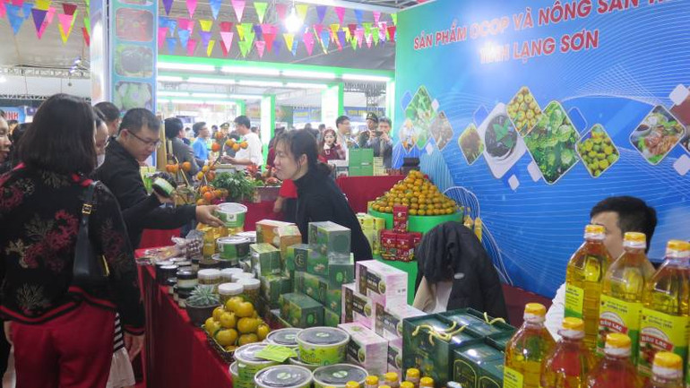 Nhiều sản phẩm đặc trưng của Lạng Sơn được trưng bày tại Hội chợ thương mại quốc tế Việt- Trung.