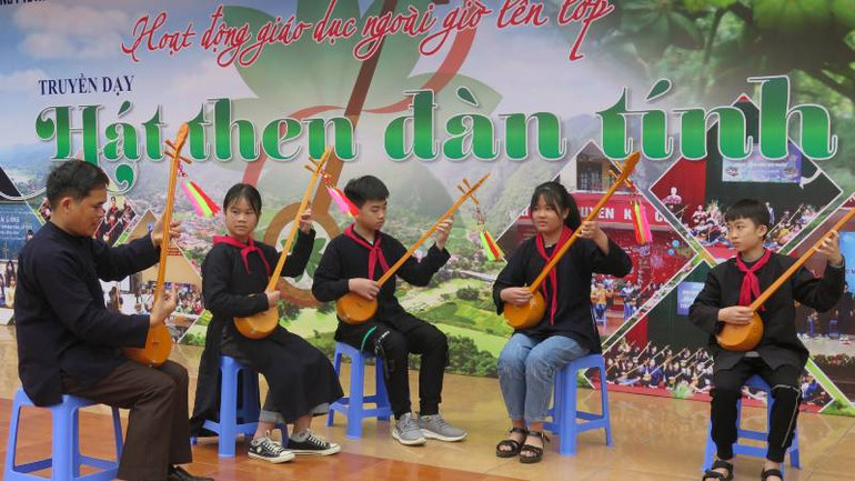 Trang phục truyền thống của dân tộc Tày được các em học sinh Trường phổ thông dân tộc nội trú, Trung học cơ sở thị trấn Văn Quan (Lạng Sơn) mặc để tham dự lớp dạy học hát then, đàn tính.