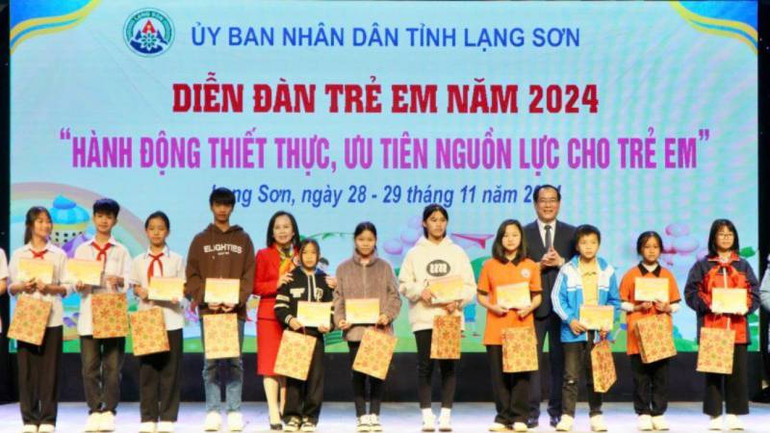Lãnh đạo Hội đồng nhân dân, Ủy ban nhân dân tỉnh tặng quà cho trẻ em tiêu biểu tham dự diễn đàn.