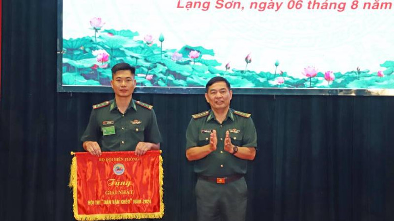 Lãnh đạo Tổng cục Chính trị, Bộ tư lệnh Bộ đội Biên phòng trao giải Nhất cho đội thi Bộ đội Biên phòng Lạng Sơn.