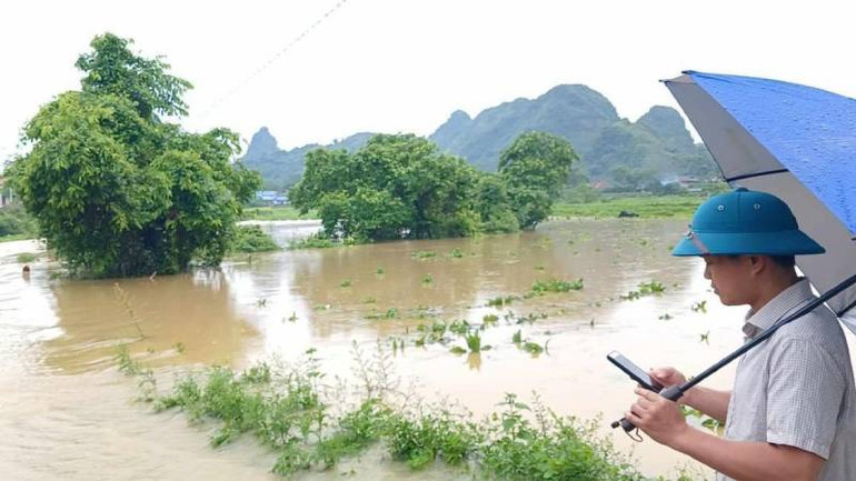 Người dân trong xã Y Tịch, huyện Chi Lăng (Lạng Sơn) đang đánh giá thiệt hại về hoa màu do mưa lớn gây ra.