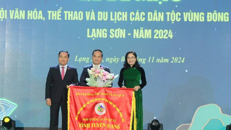 Lãnh đạo Bộ Văn hóa, Thể thao và Du lịch và Ủy ban nhân dân tỉnh Lạng Sơn trao cờ đăng cai tổ chức Ngày hội Văn hóa, thể thao và du lịch lần thứ XII cho lãnh đạo Ủy ban nhân dân tỉnh Tuyên Quang.